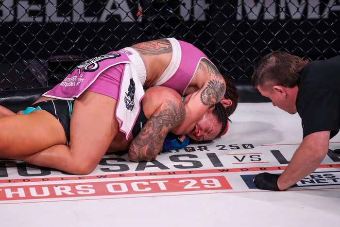 Nữ võ sĩ Cris Cyborg bảo vệ thành công đai vô địch thế giới sau màn trình diễn ấn tượng nhưng cách hạ đối thủ khiến nhiều fan bất ngờ - Ảnh 4.