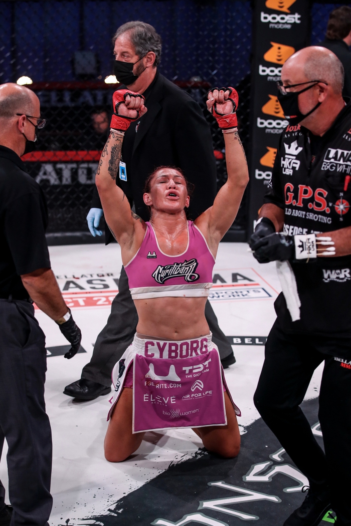 Nữ võ sĩ Cris Cyborg bảo vệ thành công đai vô địch thế giới sau màn trình diễn ấn tượng nhưng cách hạ đối thủ khiến nhiều fan bất ngờ - Ảnh 5.