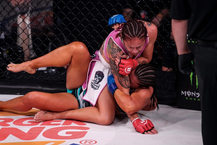 Nữ võ sĩ Cris Cyborg bảo vệ thành công đai vô địch thế giới sau màn trình diễn ấn tượng nhưng cách hạ đối thủ khiến nhiều fan bất ngờ - Ảnh 3.