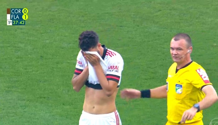 Hy hữu: Cầu thủ Brazil gặp chấn thương &quot;kinh hoàng&quot; nhất đối với nam giới - Ảnh 2.