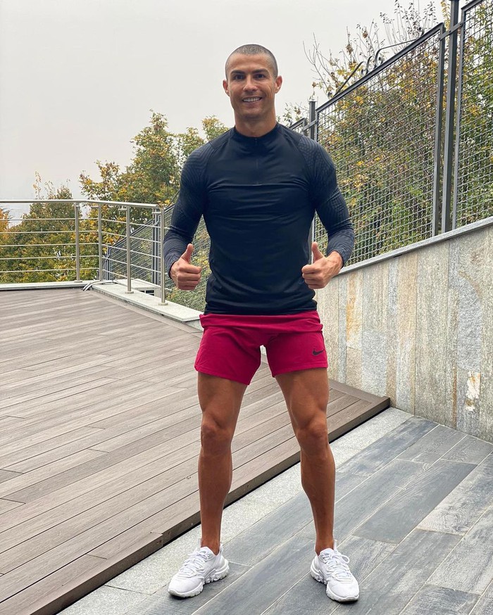 Ronaldo lại gây bất ngờ khi trình làng kiểu tóc mới - Ảnh 2.