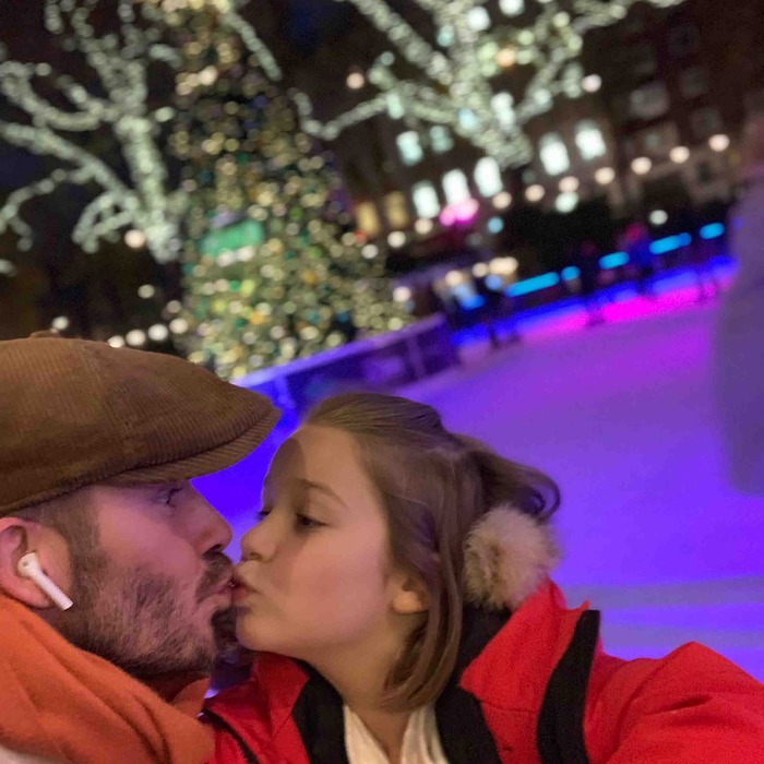 David Beckham thản nhiên hôn môi con gái út Harper, khiến dân mạng tranh cãi dữ dội - Ảnh 4.