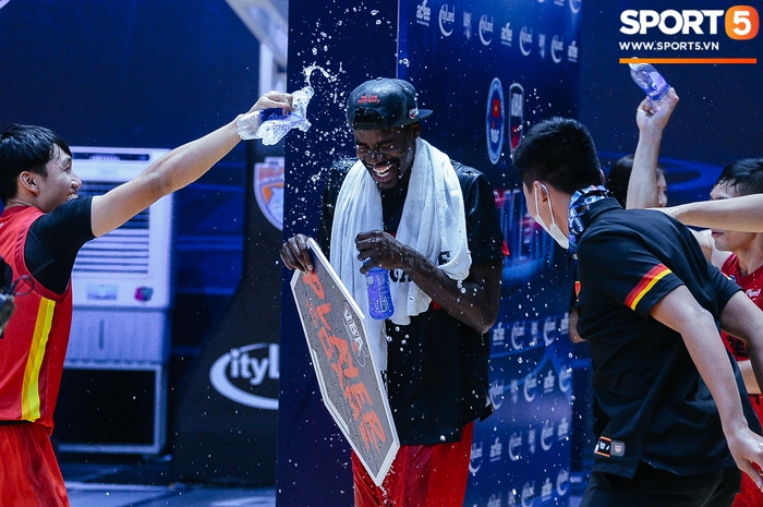 Khoảnh khắc hài hước: Dàn cầu thủ trẻ Saigon Heat dội nước Joshua Keyes sau màn trình diễn 