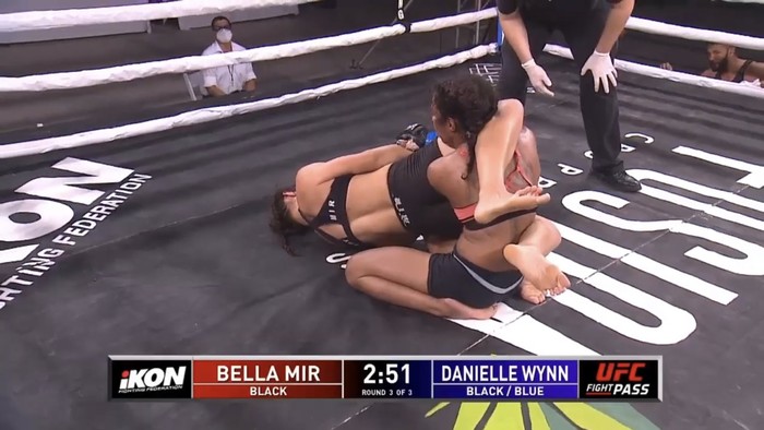 Ái nữ của huyền thoại Frank Mir có màn ra mắt MMA ấn tượng, đánh bại đối thủ có số tuổi nhiều gấp đôi - Ảnh 2.