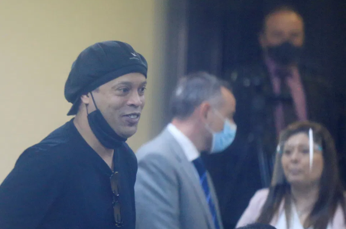 Một năm sóng gió với Ronaldinho: Hết rơi vào vòng tù tội lại đến nhiễm Covid-19 - Ảnh 1.