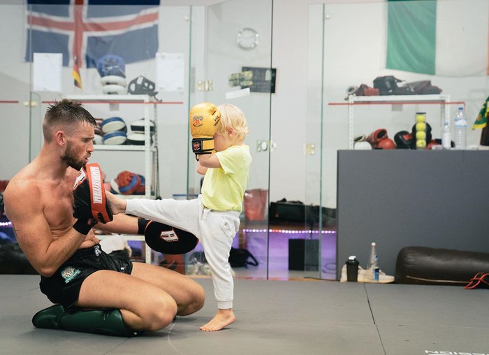 Conor McGregor đăng ảnh tập luyện &quot;cực sung&quot; nhằm chuẩn bị cho màn tái xuất UFC nhưng không ngờ lại bị cậu quý tử 3 tuổi chiếm trọn spotlight - Ảnh 4.