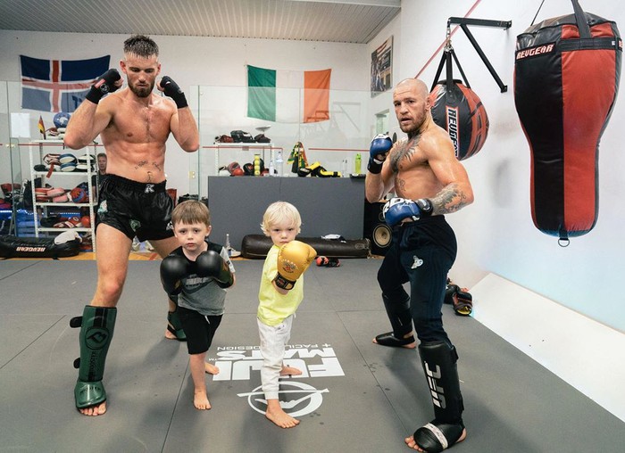 Conor McGregor đăng ảnh tập luyện &quot;cực sung&quot; nhằm chuẩn bị cho màn tái xuất UFC nhưng không ngờ lại bị cậu quý tử 3 tuổi chiếm trọn spotlight - Ảnh 1.