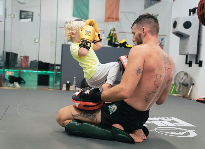 Conor McGregor đăng ảnh tập luyện &quot;cực sung&quot; nhằm chuẩn bị cho màn tái xuất UFC nhưng không ngờ lại bị cậu quý tử 3 tuổi chiếm trọn spotlight - Ảnh 3.