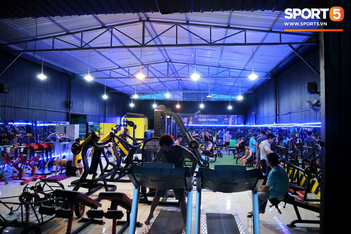 Một phòng gym ở Quảng Ngãi tan hoang sau cơn bão số 9 - Ảnh 8.