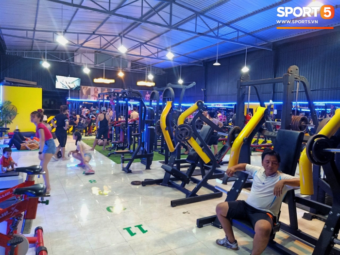 Một phòng gym ở Quảng Ngãi tan hoang sau cơn bão số 9 - Ảnh 9.