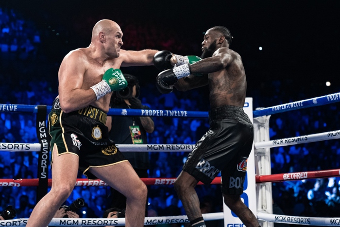 Trận &quot;siêu kinh điển&quot; giữa Fury vs Wilder lần thứ 3 bị hoãn, chưa hẹn ngày trở lại - Ảnh 1.