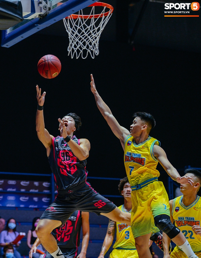 Ảnh: Thang Long Warriors leo lên top 1 BXH VBA 2020 trong ngày ra mắt trang phục 