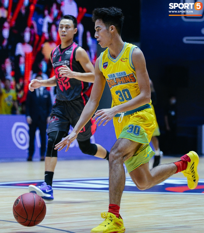 Ảnh: Thang Long Warriors leo lên top 1 BXH VBA 2020 trong ngày ra mắt trang phục 