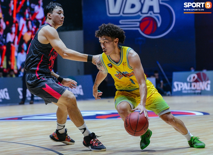 Ảnh: Thang Long Warriors leo lên top 1 BXH VBA 2020 trong ngày ra mắt trang phục &quot;Chiến binh Hồng đen&quot; - Ảnh 9.