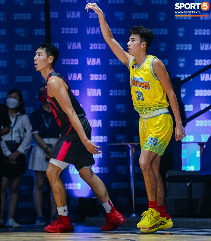 Ảnh: Thang Long Warriors leo lên top 1 BXH VBA 2020 trong ngày ra mắt trang phục &quot;Chiến binh Hồng đen&quot; - Ảnh 11.