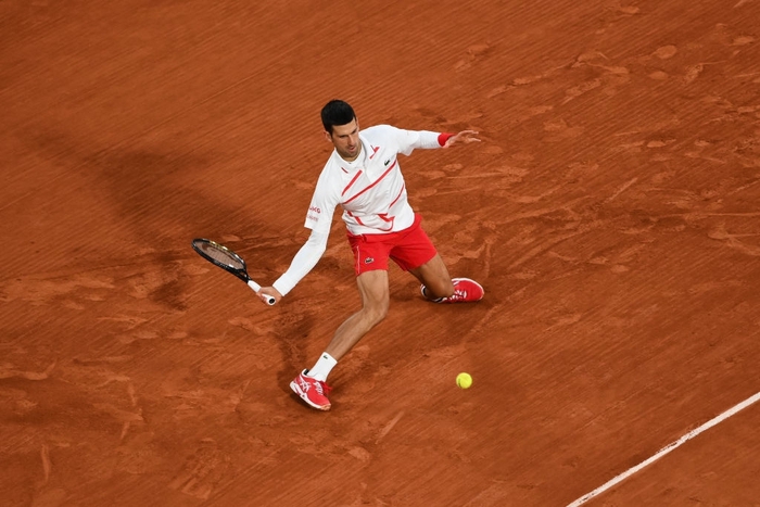 Djokovic thử làm nhân viên dọn sân trong ngày vượt thành tích của Federer - Ảnh 6.