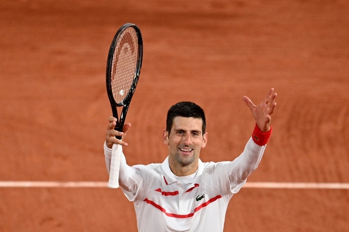 Djokovic thử làm nhân viên dọn sân trong ngày vượt thành tích của Federer - Ảnh 7.