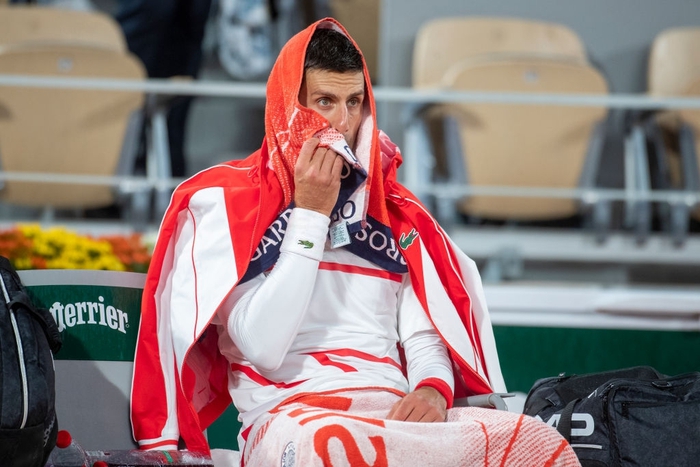 Djokovic thử làm nhân viên dọn sân trong ngày vượt thành tích của Federer - Ảnh 3.