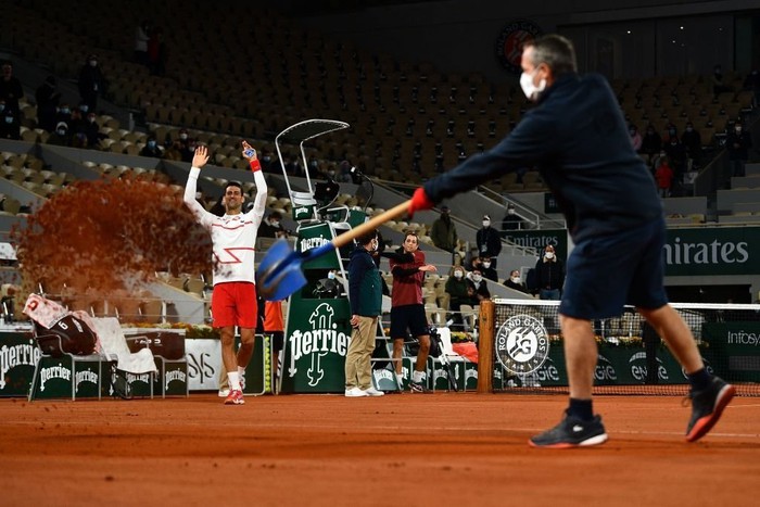 Djokovic thử làm nhân viên dọn sân trong ngày vượt thành tích của Federer - Ảnh 5.