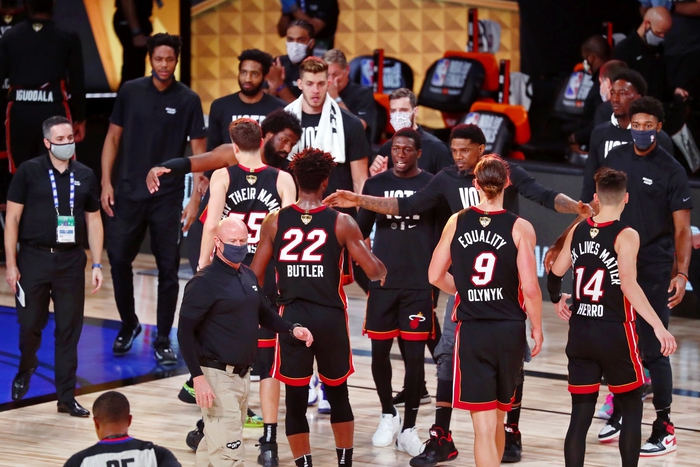 Phép màu của &quot;phù thủy&quot; Jimmy Butler đưa Miami Heat phá vỡ những giới hạn bất khả thi - Ảnh 1.
