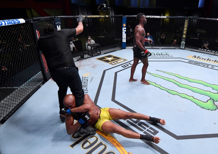Huyền thoại Anderson Silva bị Uriah Hall hạ đo ván ở hiệp 4, chia tay UFC trong nước mắt - Ảnh 2.