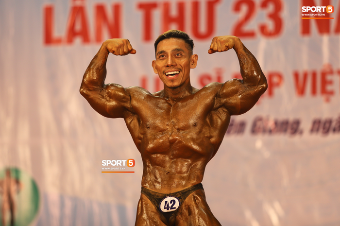 Trình diễn vô cùng tự tin trên nền nhạc Bigcityboi, lực sĩ Phạm Văn Mách xuất sắc giành HCV 60kg vô địch quốc gia - Ảnh 7.