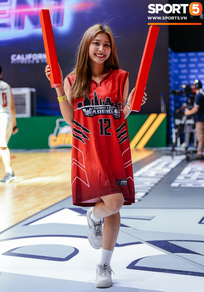 Liz Thùy Linh diện mốt áo trùm quần và loạt biểu cảm đáng yêu khi xuất hiện tại VBA Arena - Ảnh 1.