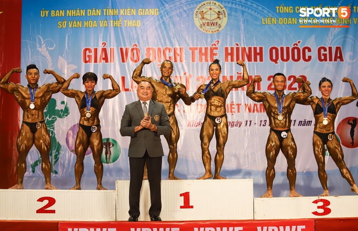 Làm xiếc trên sân khấu, lực sĩ Trần Hoàng Duy Thuận cùng bạn diễn Bùi Thị Thoa giành HCV đôi nam nữ Giải vô địch thể hình Quốc gia - Ảnh 13.