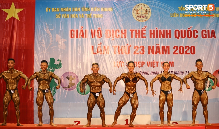 Huyền thoại Phạm Văn Mách và Đinh Kim Loan giành HCV đôi nam nữ tại Giải thể hình vô địch Quốc gia 2020  - Ảnh 1.