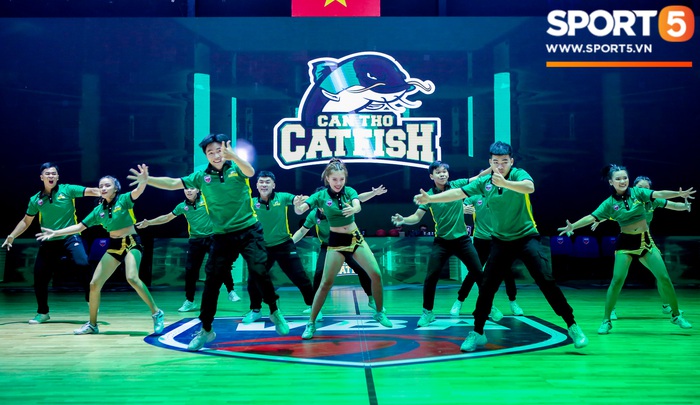 Trố mắt trầm trồ trước dàn cheerleader từ &quot;bến Ninh Kiều&quot; tại VBA Arena - Ảnh 7.