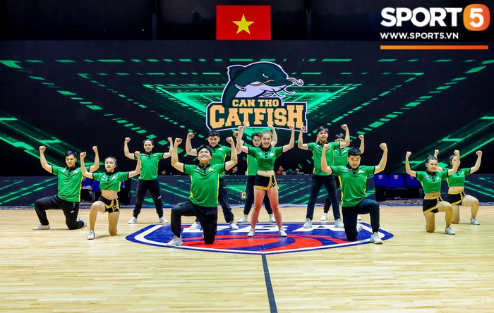 Trố mắt trầm trồ trước dàn cheerleader từ &quot;bến Ninh Kiều&quot; tại VBA Arena - Ảnh 8.