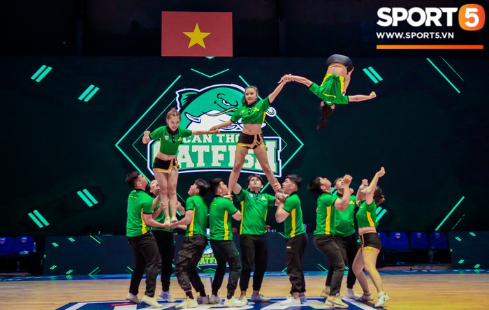 Trố mắt trầm trồ trước dàn cheerleader từ &quot;bến Ninh Kiều&quot; tại VBA Arena - Ảnh 4.