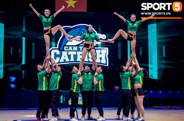 Trố mắt trầm trồ trước dàn cheerleader từ &quot;bến Ninh Kiều&quot; tại VBA Arena - Ảnh 1.