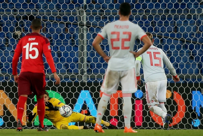 Sergio Ramos gây sốc khi sút hỏng 2 quả penalty, Tây Ban Nha mất ngôi đầu vào tay Đức - Ảnh 5.