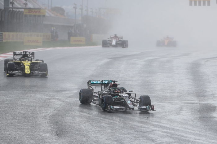 Lewis Hamilton rơi nước mắt trong ngày cân bằng kỷ lục 7 lần vô địch F1 thế giới của huyền thoại Michael Schumacher - Ảnh 1.