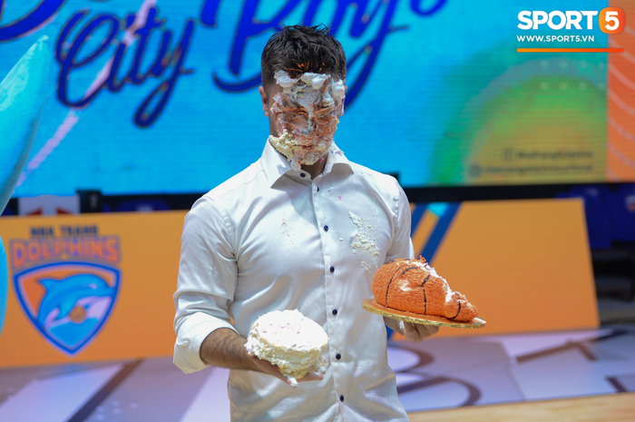 HLV Ryan Marchand bị Khoa Trần úp bánh kem vào mặt trong tiệc sinh nhật bất ngờ tại VBA Arena - Ảnh 12.