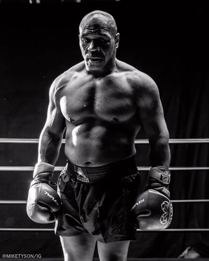 Mike Tyson khoe body đáng mơ ước ở tuổi 54, chỉ 2 tuần trước trận đại chiến với Roy Jones - Ảnh 1.