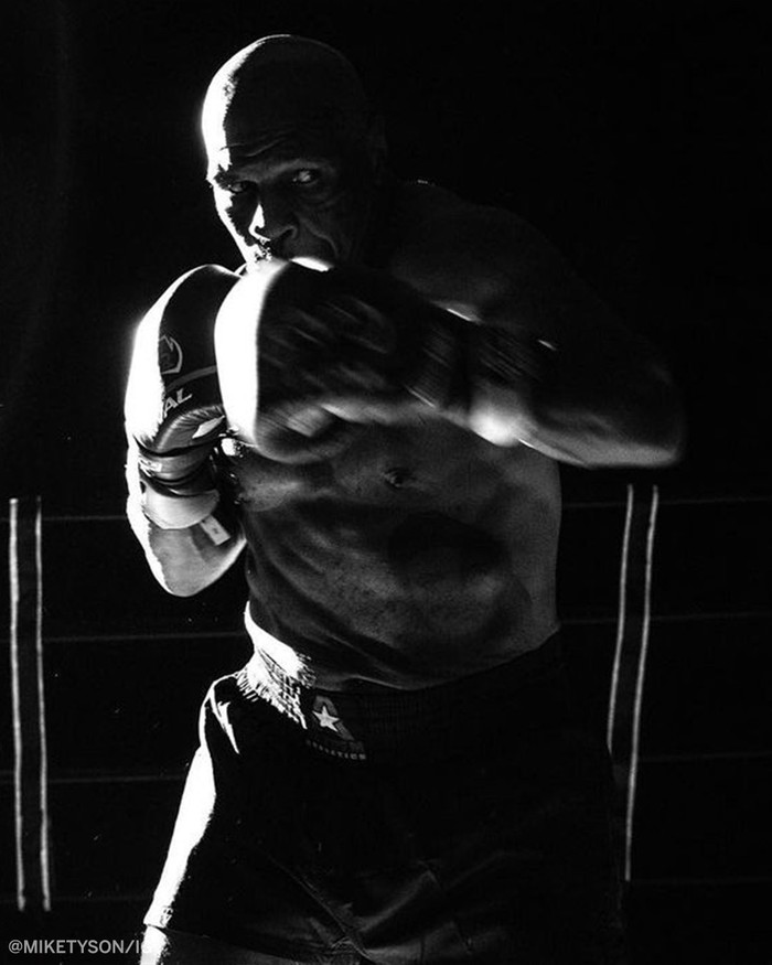Mike Tyson khoe body đáng mơ ước ở tuổi 54, chỉ 2 tuần trước trận đại chiến với Roy Jones - Ảnh 3.