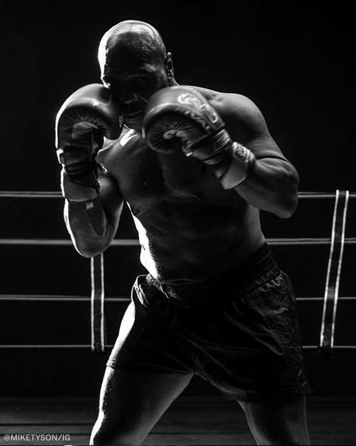 Mike Tyson khoe body đáng mơ ước ở tuổi 54, chỉ 2 tuần trước trận đại chiến với Roy Jones - Ảnh 2.