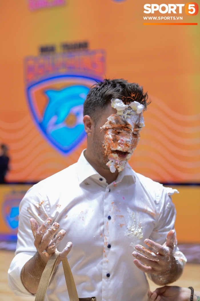 HLV Ryan Marchand bị Khoa Trần úp bánh kem vào mặt trong tiệc sinh nhật bất ngờ tại VBA Arena - Ảnh 9.