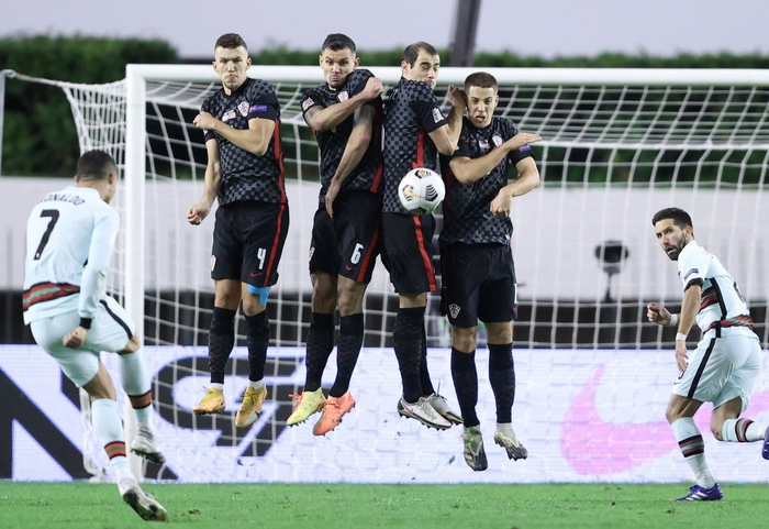 Bồ Đào Nha thắng nhờ sai lầm của trọng tài, Ronaldo và đồng đội vẫn thất thần như kẻ thua cuộc - Ảnh 6.