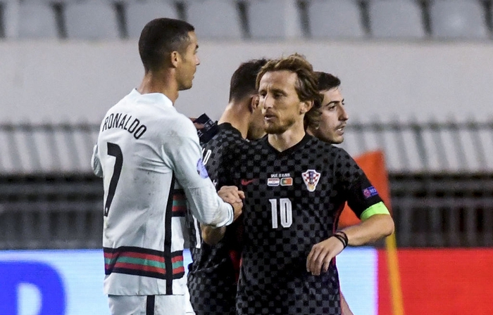 Bồ Đào Nha thắng nhờ sai lầm của trọng tài, Ronaldo và đồng đội vẫn thất thần như kẻ thua cuộc - Ảnh 7.