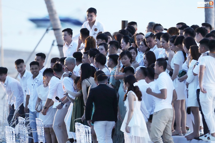 Dàn sao bóng đá Việt Nam lên đồ trắng, điển trai lịch lãm dự đám cưới Công Phượng ở Phú Quốc - Ảnh 4.