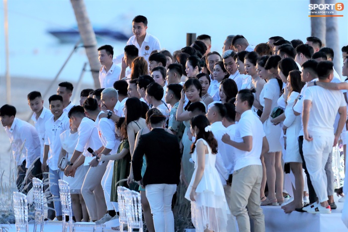 Cập nhật đám cưới Công Phượng - Viên Minh từ Phú Quốc: Chú rể cùng cô dâu xuất hiện, cười tươi rói bên cạnh MC Hồng Duy - Ảnh 1.