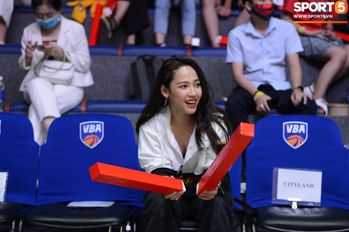 Cara làm cổ động viên đặc biệt tại giải bóng rổ chuyên nghiệp Việt Nam, fan thắc mắc: &quot;NoWay ở đâu mà lại để bạn gái xinh đẹp đi xem bóng rổ một mình?&quot; - Ảnh 1.