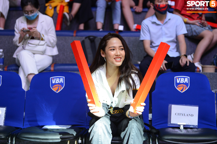 Cara làm cổ động viên đặc biệt tại giải bóng rổ chuyên nghiệp Việt Nam, fan thắc mắc: &quot;NoWay ở đâu mà lại để bạn gái xinh đẹp đi xem bóng rổ một mình?&quot; - Ảnh 7.