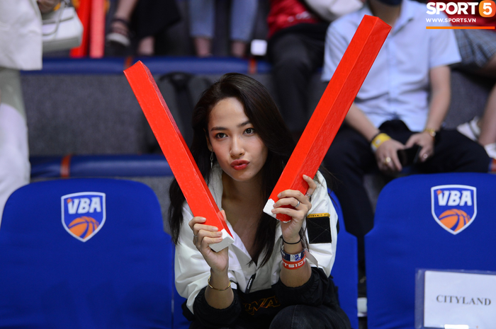 Cara làm cổ động viên đặc biệt tại giải bóng rổ chuyên nghiệp Việt Nam, fan thắc mắc: &quot;NoWay ở đâu mà lại để bạn gái xinh đẹp đi xem bóng rổ một mình?&quot; - Ảnh 5.
