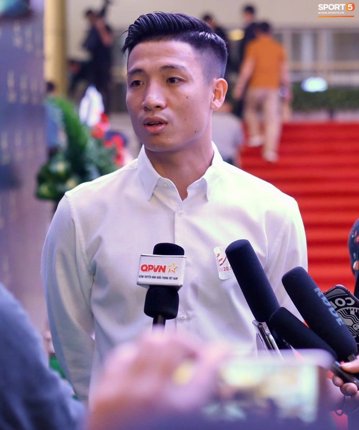 Quang Hải, Văn Toàn diện sơ mi trắng bảnh bao đến dự V.League Awards 2020 - Ảnh 3.
