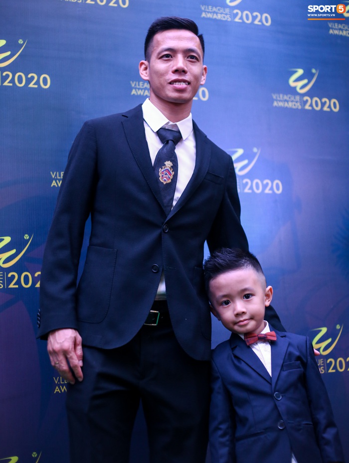 Văn Quyết cùng con trai nhận danh hiệu cầu thủ xuất sắc nhất V.League 2020 - Ảnh 7.