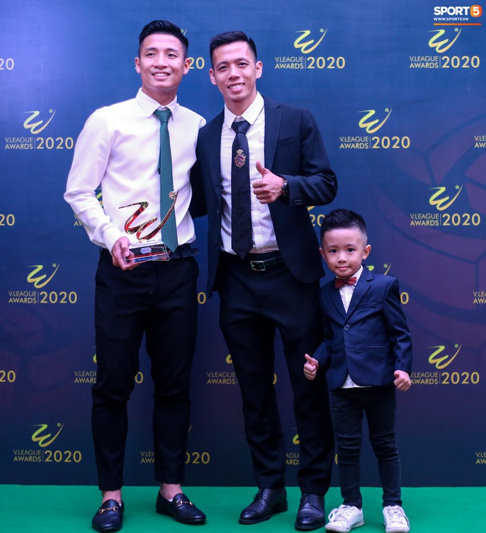 Văn Quyết cùng con trai nhận danh hiệu cầu thủ xuất sắc nhất V.League 2020 - Ảnh 8.